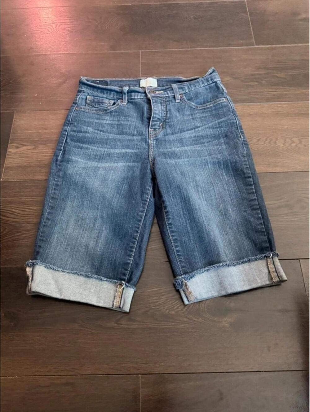 Levi’s 512 Perfectly Slimming Denim Shorts Women’s Size 6 Dark Wash Cuffed S23